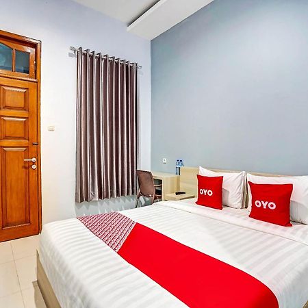 Oyo 90891 Parang Kusumo Residence Krembangan Kültér fotó