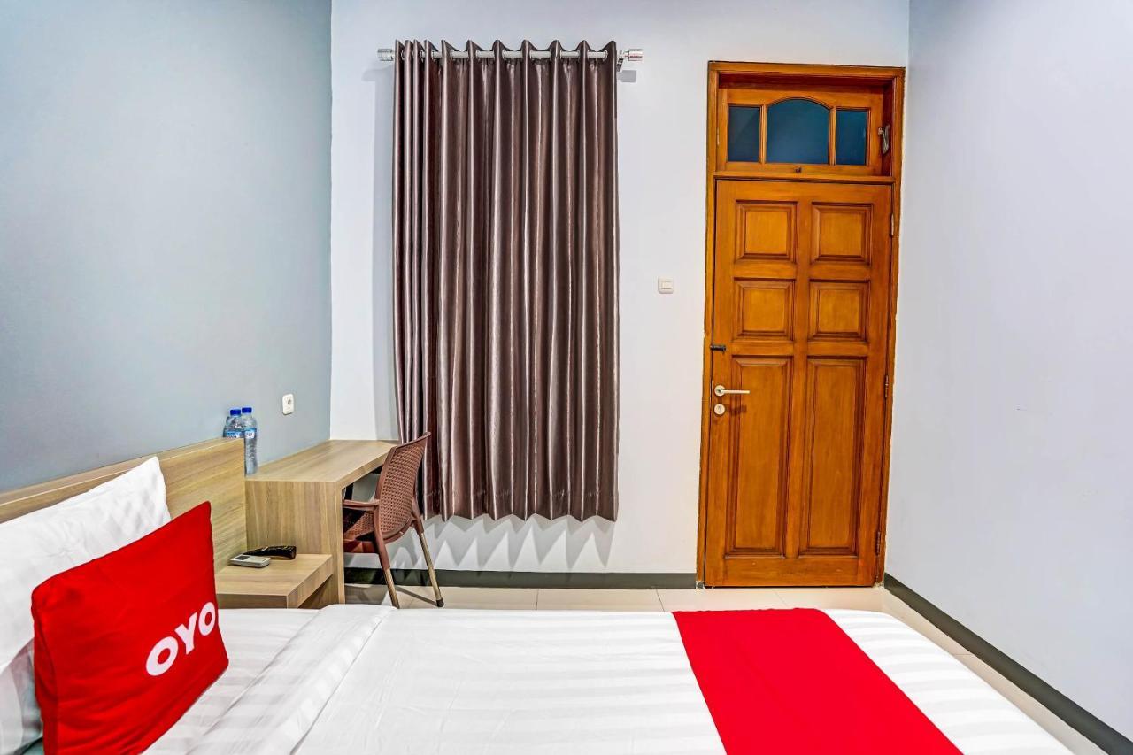 Oyo 90891 Parang Kusumo Residence Krembangan Kültér fotó