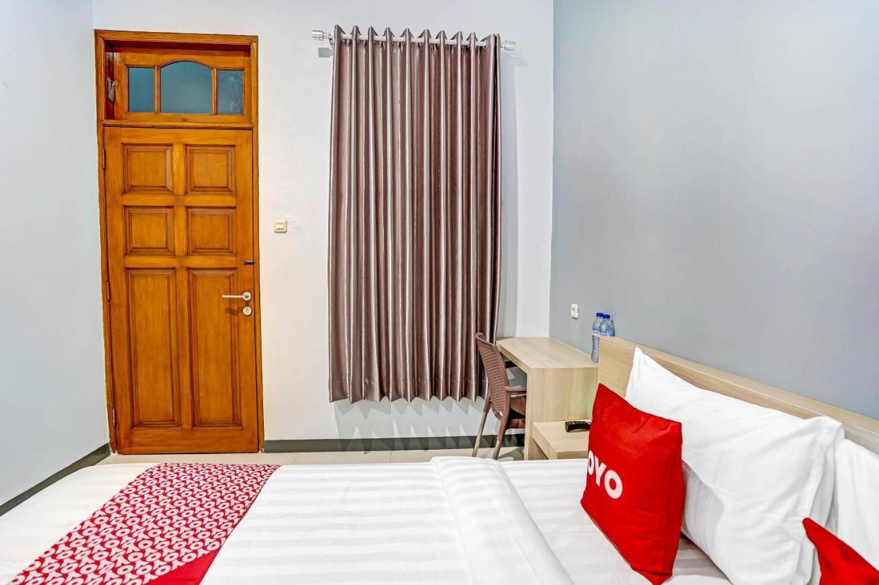 Oyo 90891 Parang Kusumo Residence Krembangan Kültér fotó