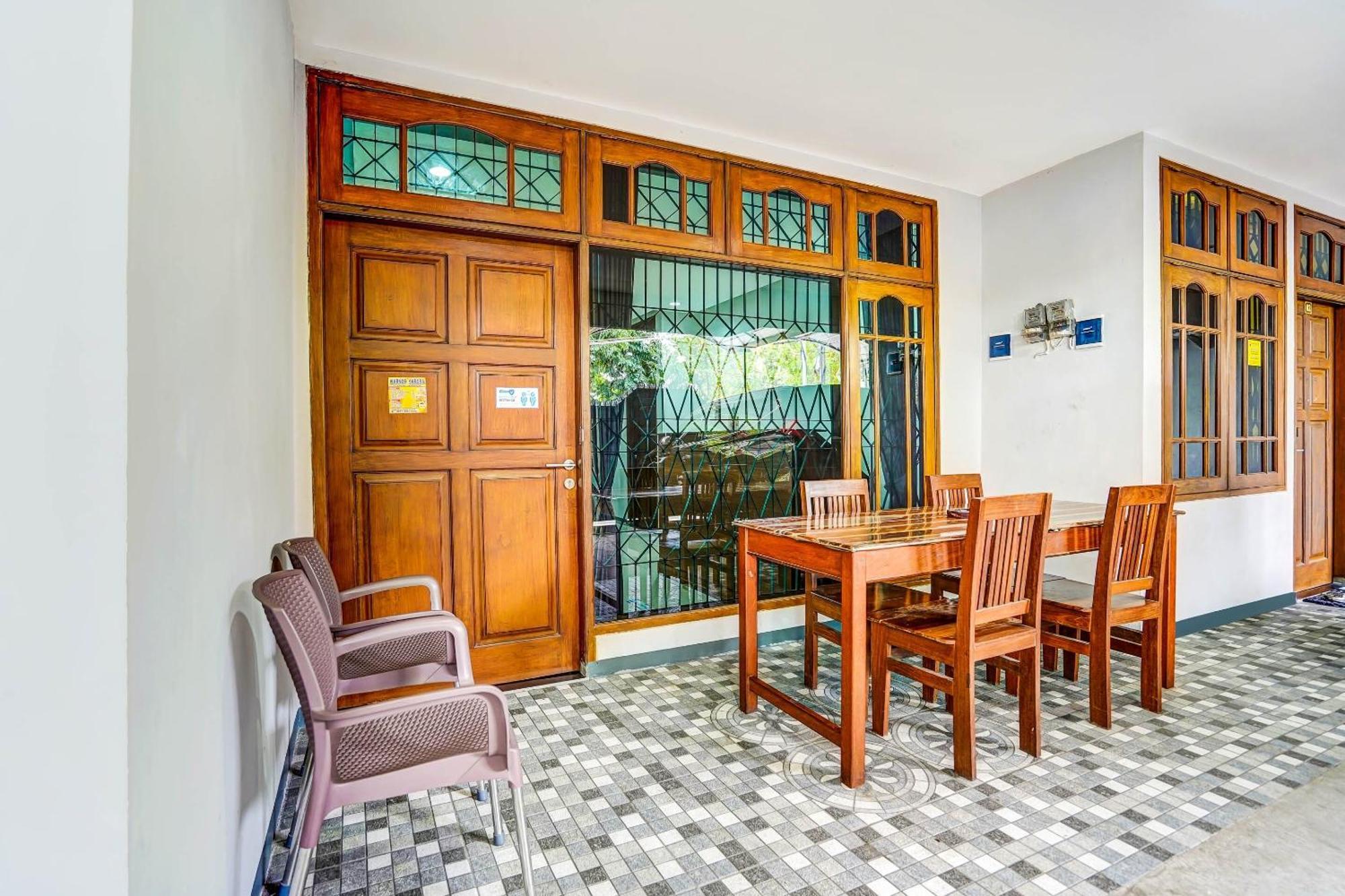 Oyo 90891 Parang Kusumo Residence Krembangan Kültér fotó